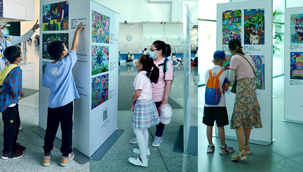 中国科技馆展览大厅小作者在查找自己的作品
