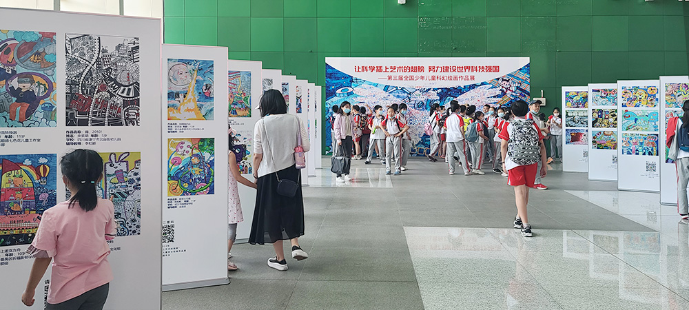中国科技馆展览现场作者和家长们在认真地看展览